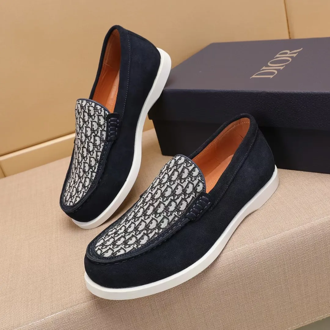 Men's Men's Shoes 💰400 [New Style] 🏍️🏍️Dior - This Dior Granville loafer is a casual dress shoe. Crafted from luxuriously soft beige suede, it features a beige Oblique print panel on the upper. The lightweight cream-white rubber sole is more sophisticated. The Dior Oblique pattern is engraved on the outsole to enhance the style, and the Dior logo is engraved on the back side. Adds elegance to any casual look.